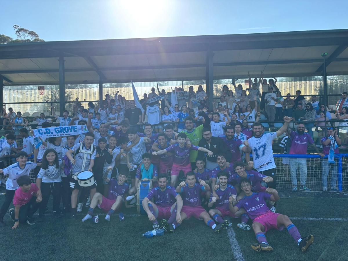 Equipo y afición celebrando la victoria.
