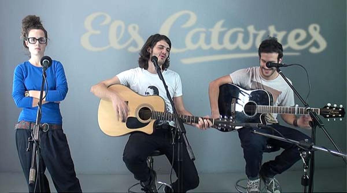 Els Catarres d’Aiguafreda canten en directe el seu èxit i expliquen les seves vivències en una divertida entrevista.