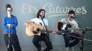 Els Catarres d’Aiguafreda canten en directe el seu èxit i expliquen les seves vivències en una divertida entrevista.