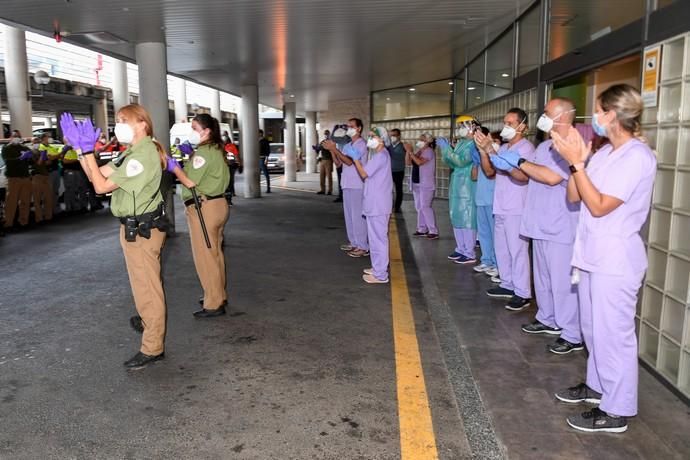 23-04-20  LAS PALMAS DE GRAN CANARIA. HOSPITAL UNIVERSITARIO DOCTOR NEGRIN. LAS PALMAS DE GRAN CANARIA. Reconocimiento del personal de seguridad privada a la labor que hace el personal sanitario.  Fotos: Juan Castro.  | 23/04/2020 | Fotógrafo: Juan Carlos Castro