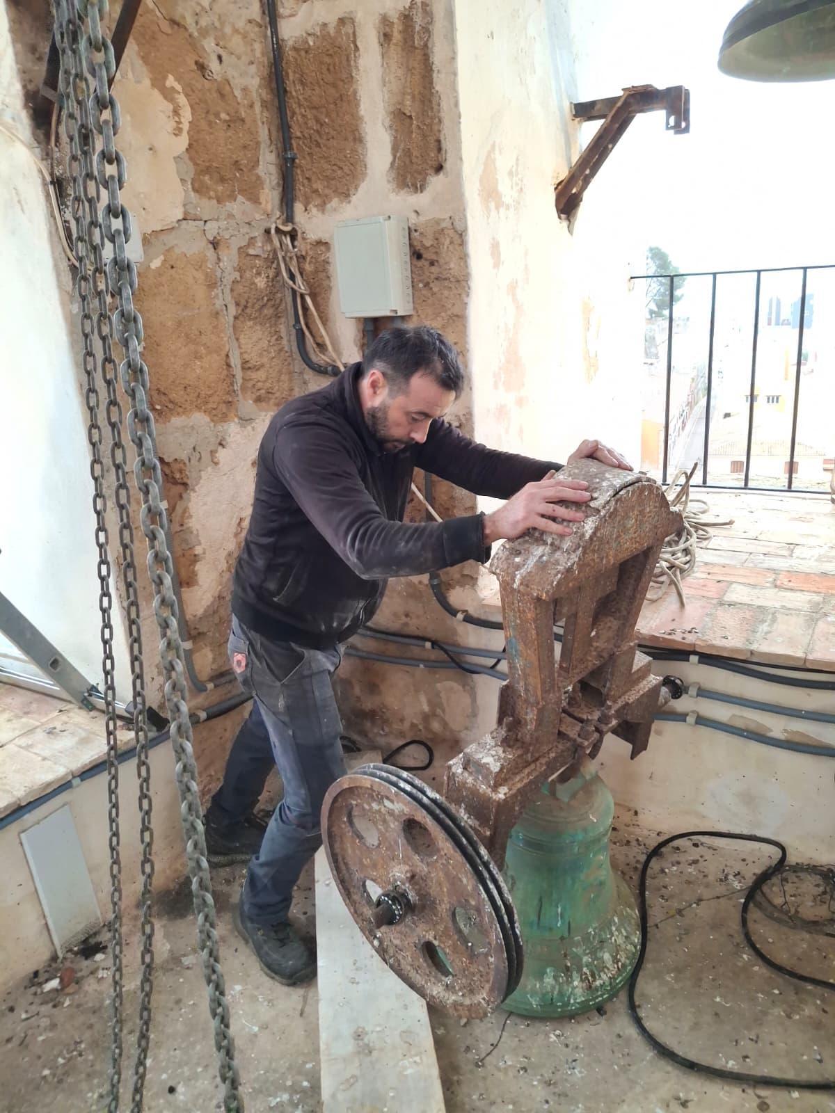Las imágenes de un día histórico en Dénia: las campanas bajan del cielo