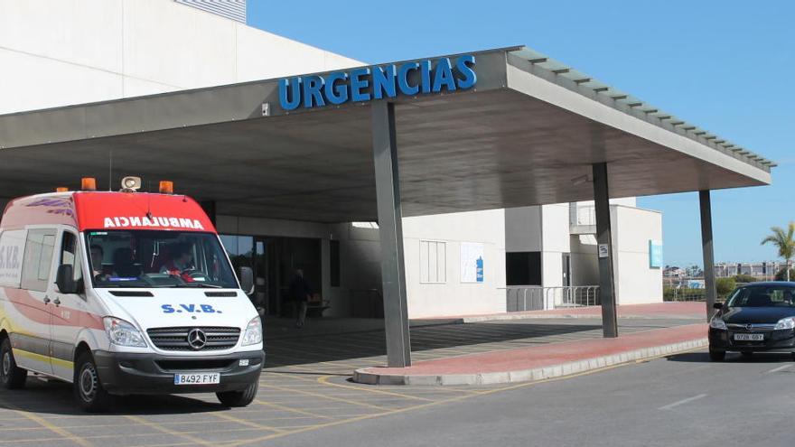 Acceso de Urgencias al Hospital Universitario de Torrevieja, en una imagen de archivo