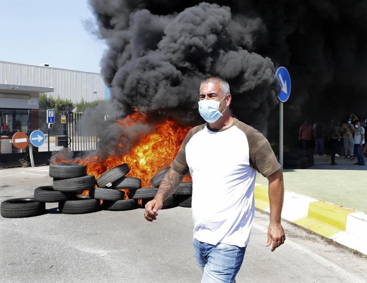 Trabajadores de la planta de Nissan en la Zona Franca de Barcelona protestan ante el cierre