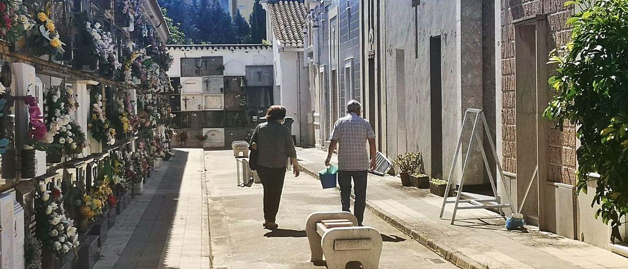 Primeras visitas de vecinos al cementerio de Catarroja por la fiesta de Todos los Santos.