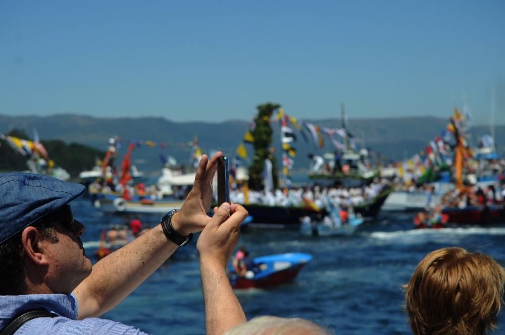 Multitudinaria procesión marítima para honrar a la patrona del mar y de los marineros