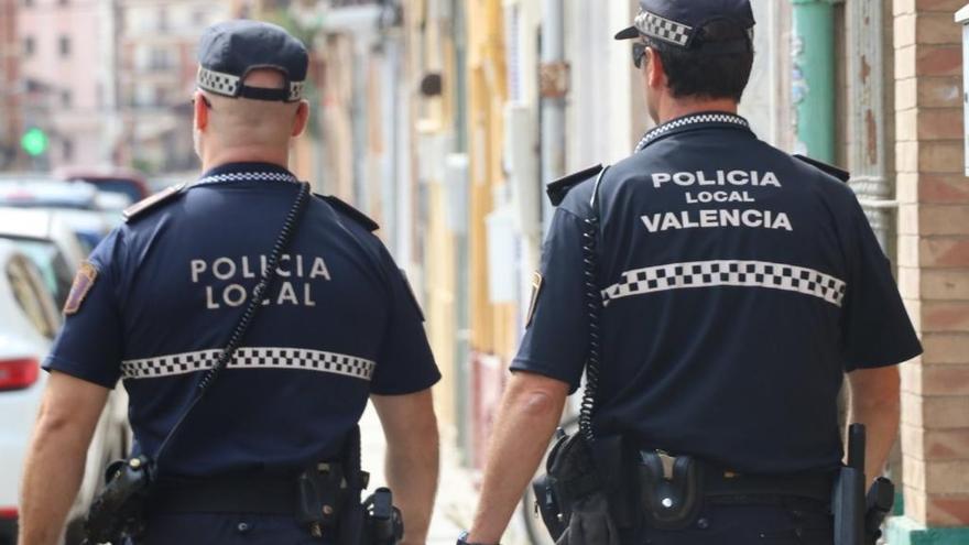 Dos policías salvan a una chica cuando su novio la estrangulaba en una calle de València