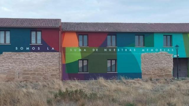 El emblemático edificio de Fuendetodos luce su colorida pintura. | SERVICIO ESPECIAL