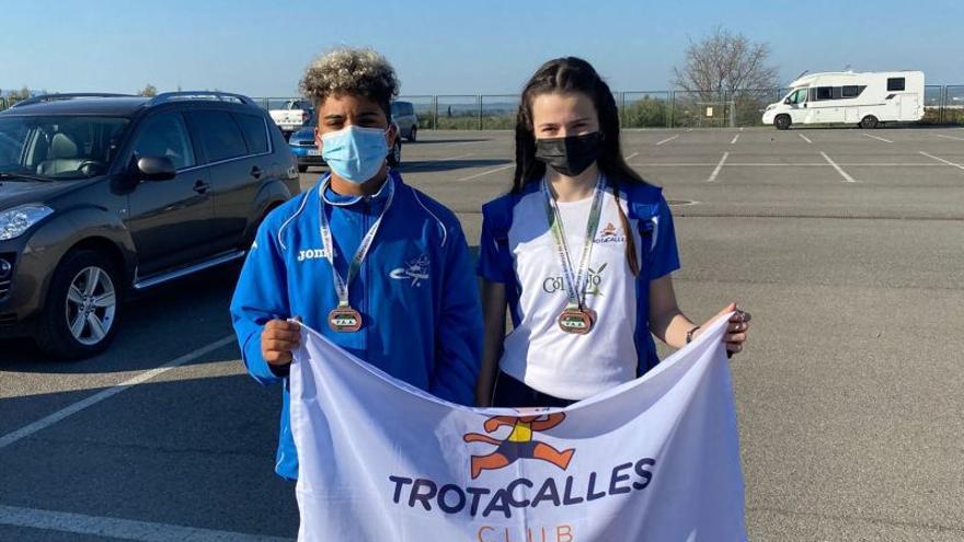 Faysal Moreno y Paula Jordán (Trotacalles), con las medallas conquistadas.