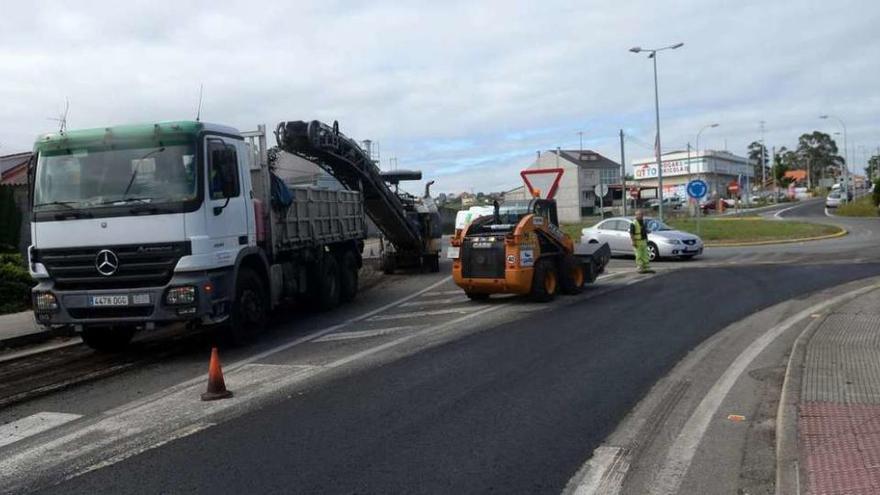 Las obras en la PO-300 comenzaron en la tarde de ayer en Vilanova. // Noé Parga