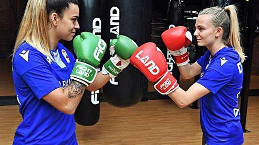 Misa y Sullastres, ayer en el gimnasio de boxeo Fightland, que visitaron junto a todas sus compañeras .