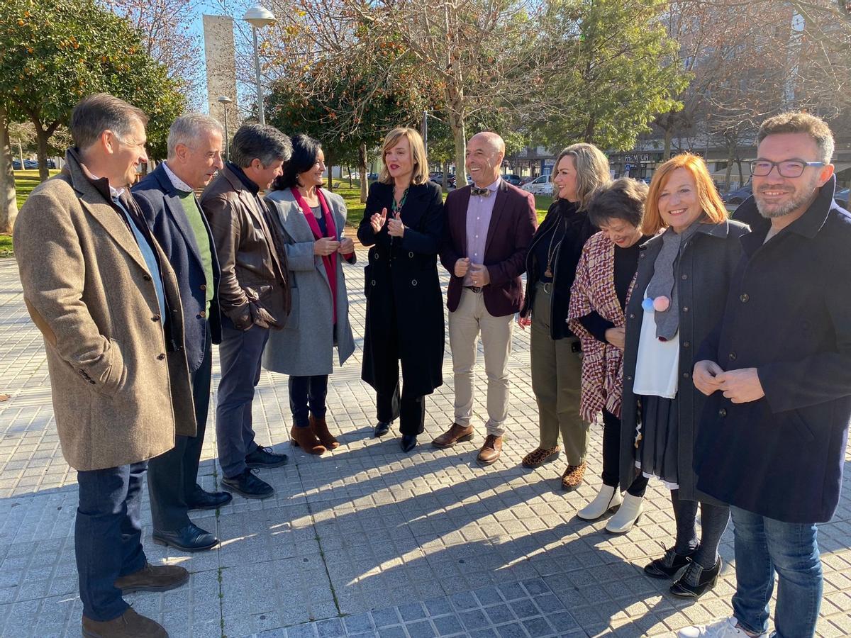 La ministra de Educación y portavoz federal del PSOE, Pilar Alegría, junto a Antonio Hurtado, Rafi Crespín y otros dirigentes y cargos socialistas de Córdoba, antes del inicio del acto que se ha celebrado este sábado.