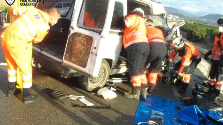 Los servicios de emergencias, en el lugar del accidente ocurrido en la A-357 en Pizarra.