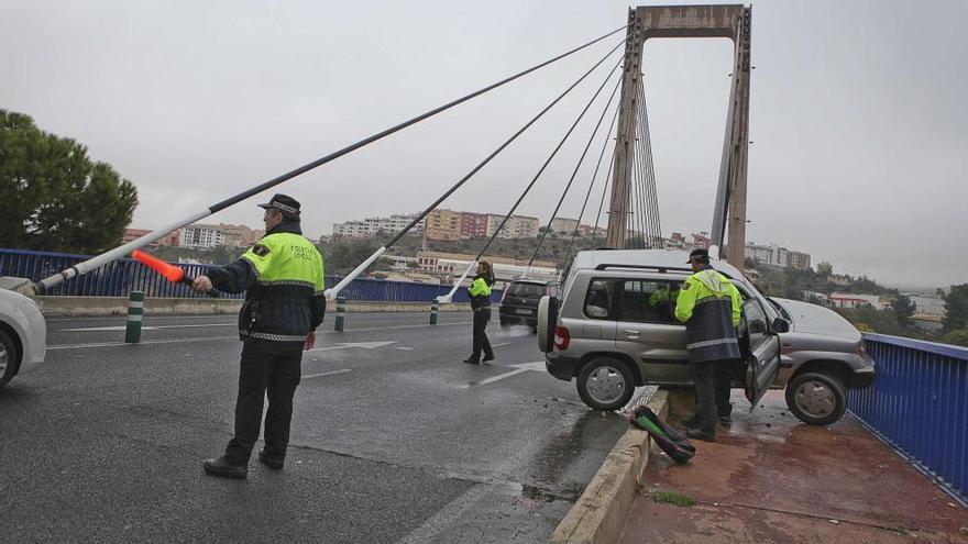 El vehículo se ha quedado a centímetros de precipitarse