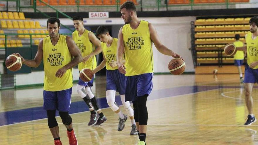 Devin Wright y Fran Guerra, en un momento del entrenamiento en el Paco Paz. // Iñaki Osorio