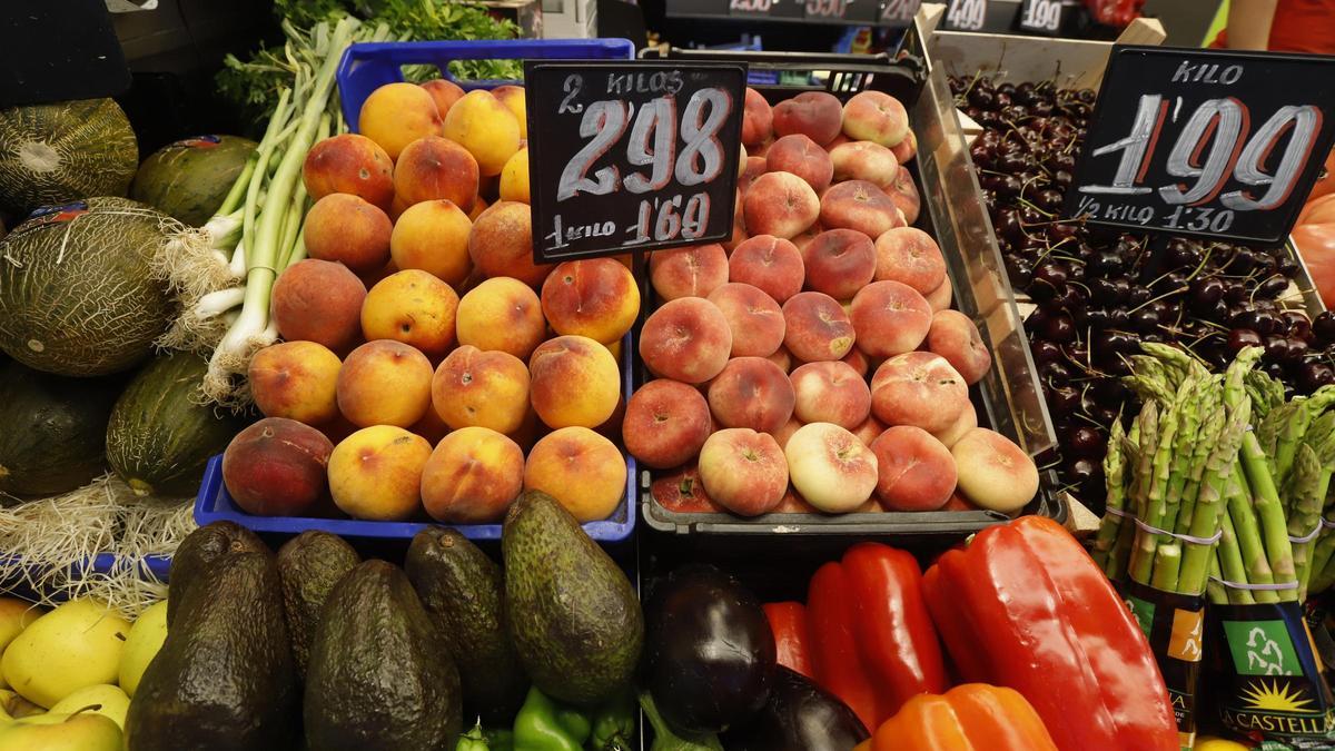 Un puesto de fruta en el Mercado Central de Zaragoza.