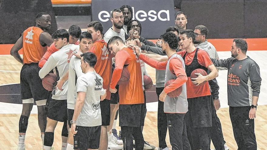 La plantilla del Valencia Basket mostró ayer su unión en la Fonteta.