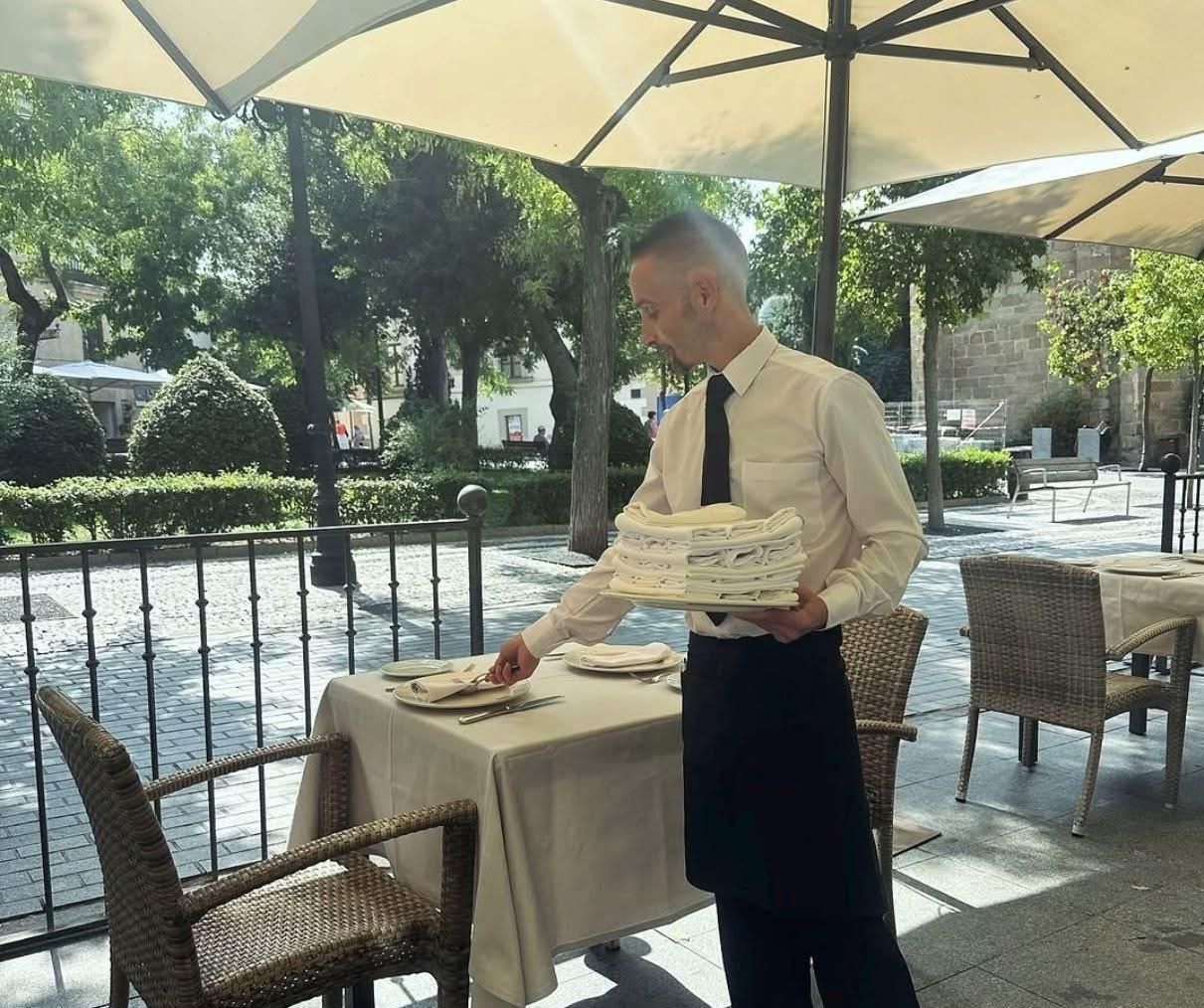 El camarero Isak Blanco en la terraza del restaurante El Figón de Eustaquio.