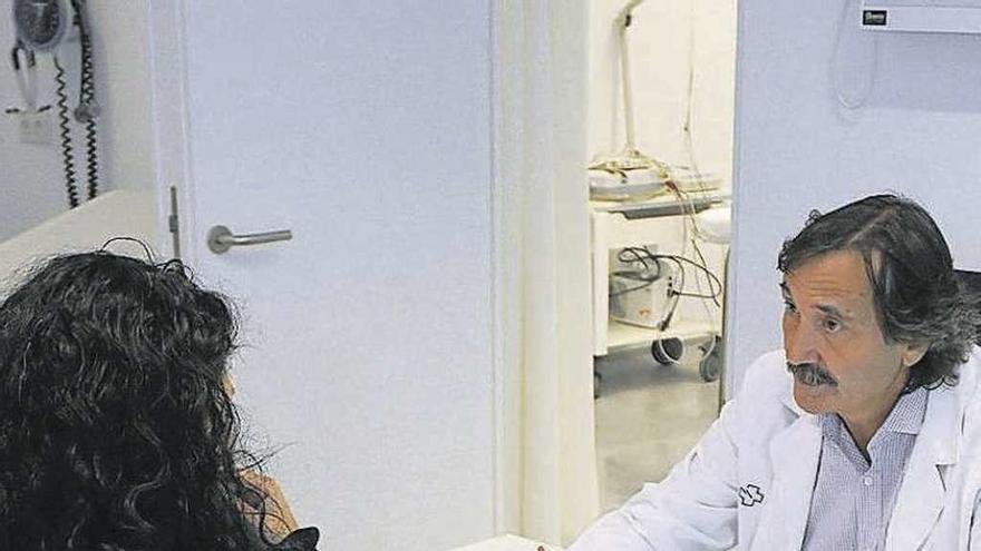 Un médico atiende a una paciente, en un centro de salud. // R.Vázquez
