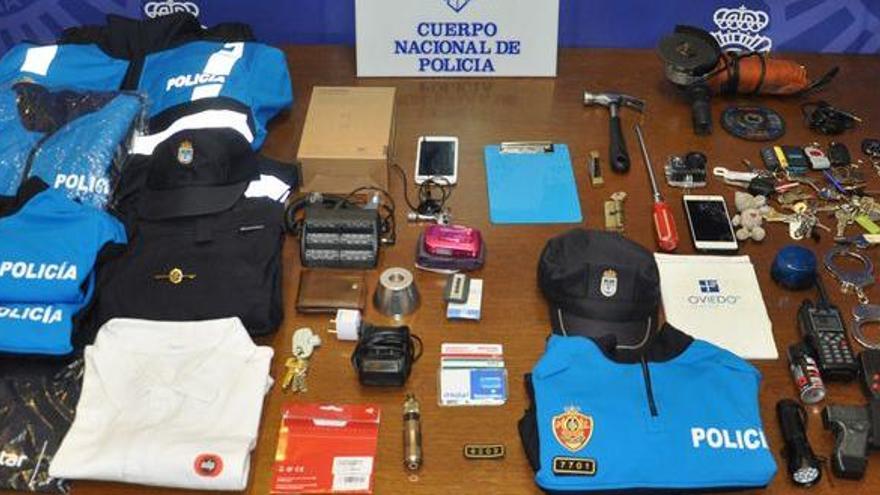 Material intervenido al falso policía.