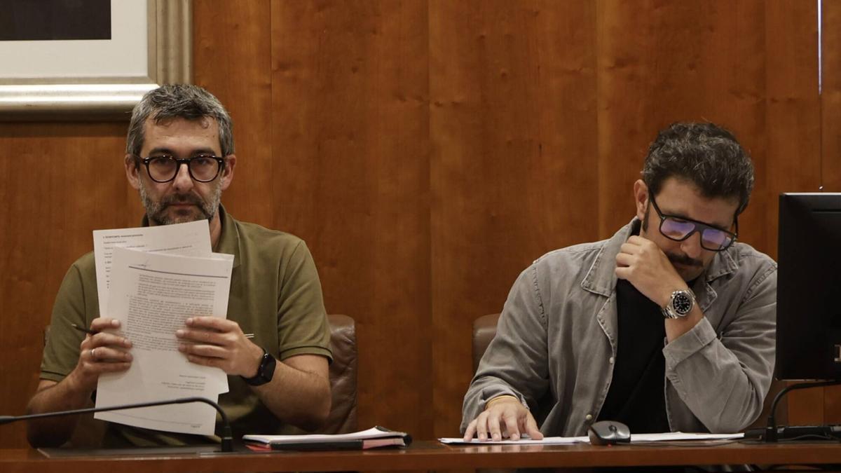 Manuel Campa y Diego Baeza, durante la reunión con los grupos municipales.