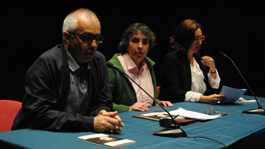 Por la izquierda, Antón García, Ángeles Carbajal y Marta Mori, ayer, en la presentación del poemario.