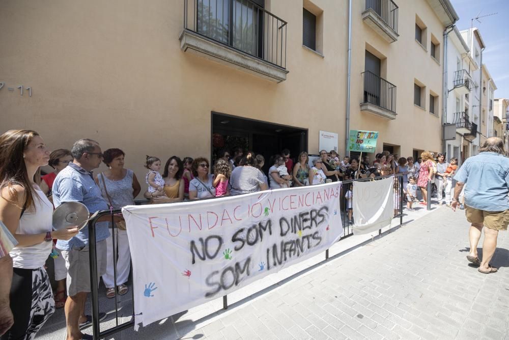 Un centenar de colomencs protesten pel tancament d'una escola bressol