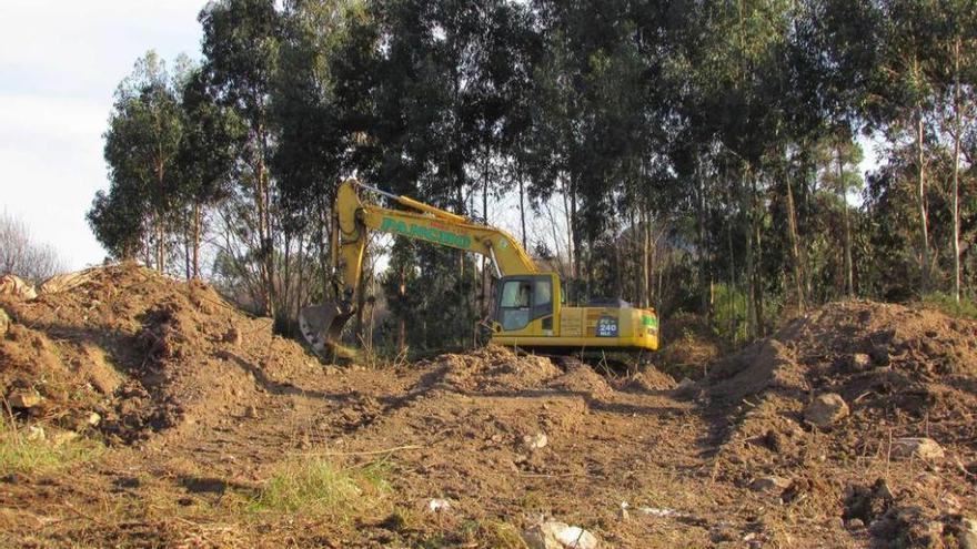 Obras en La Rotella de Llames, hace tres semanas, para habilitar el aparcamiento de los bufones.