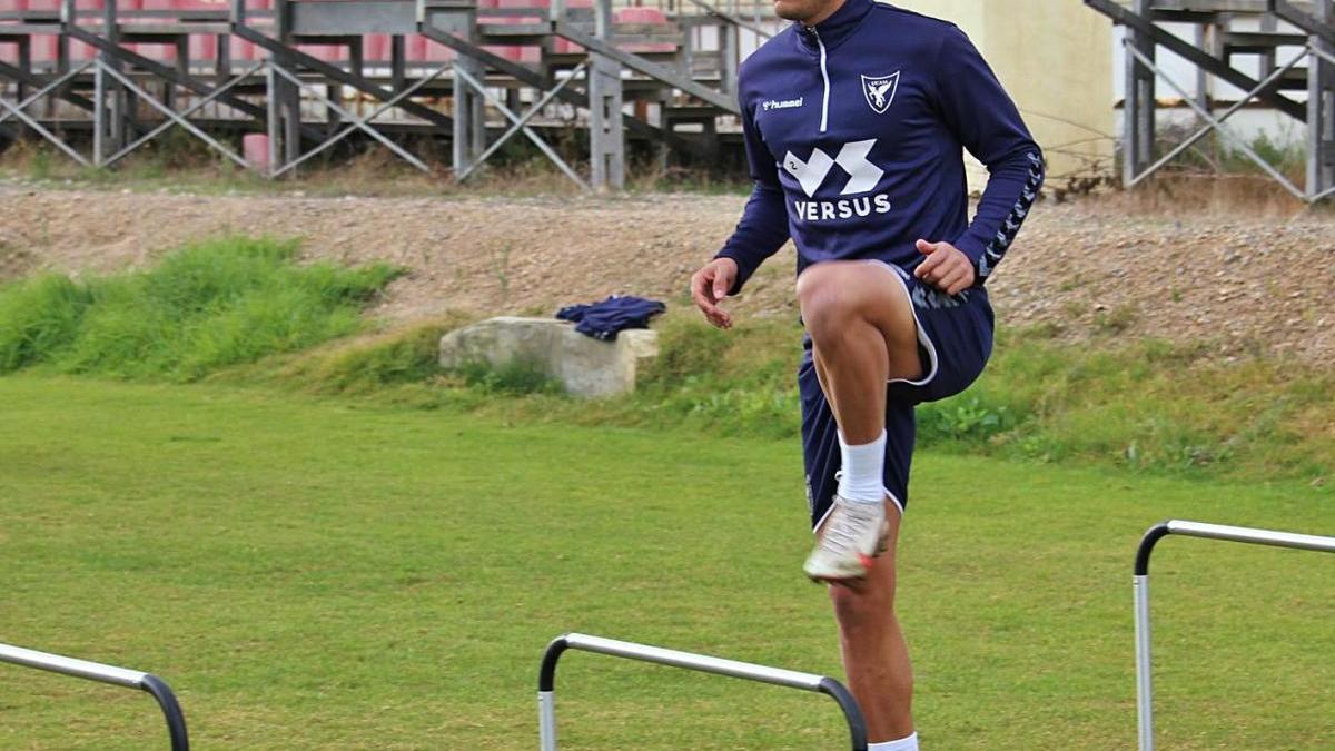 El lateral Adán Gurdiel, pretendido por el Murcia, durante un entrenamiento con el UCAM.