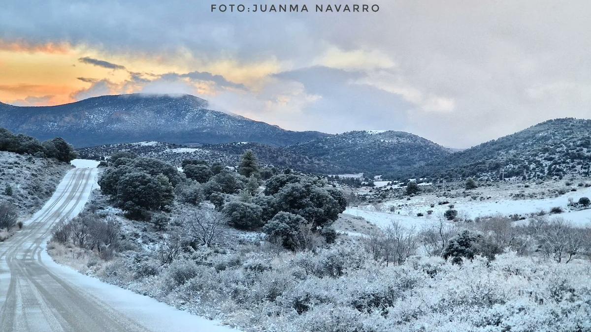 Primeros copos de nieve en Inazares (Moratalla) este 2024