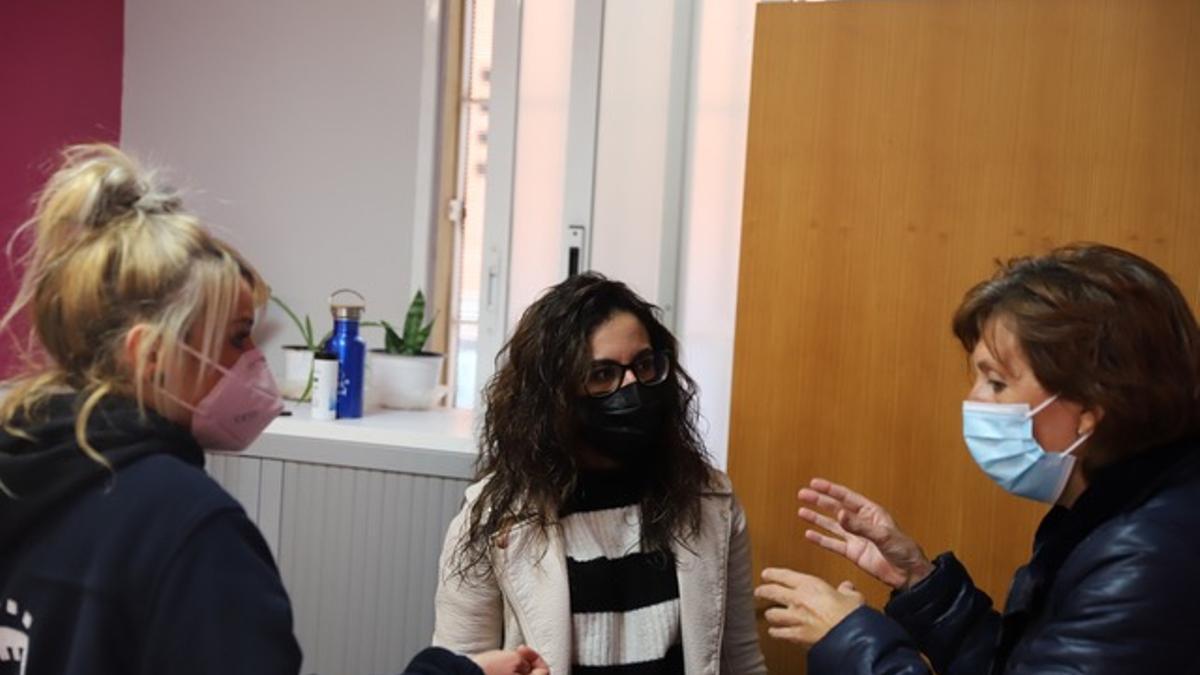 La concejala, junto a trabajadoras del área