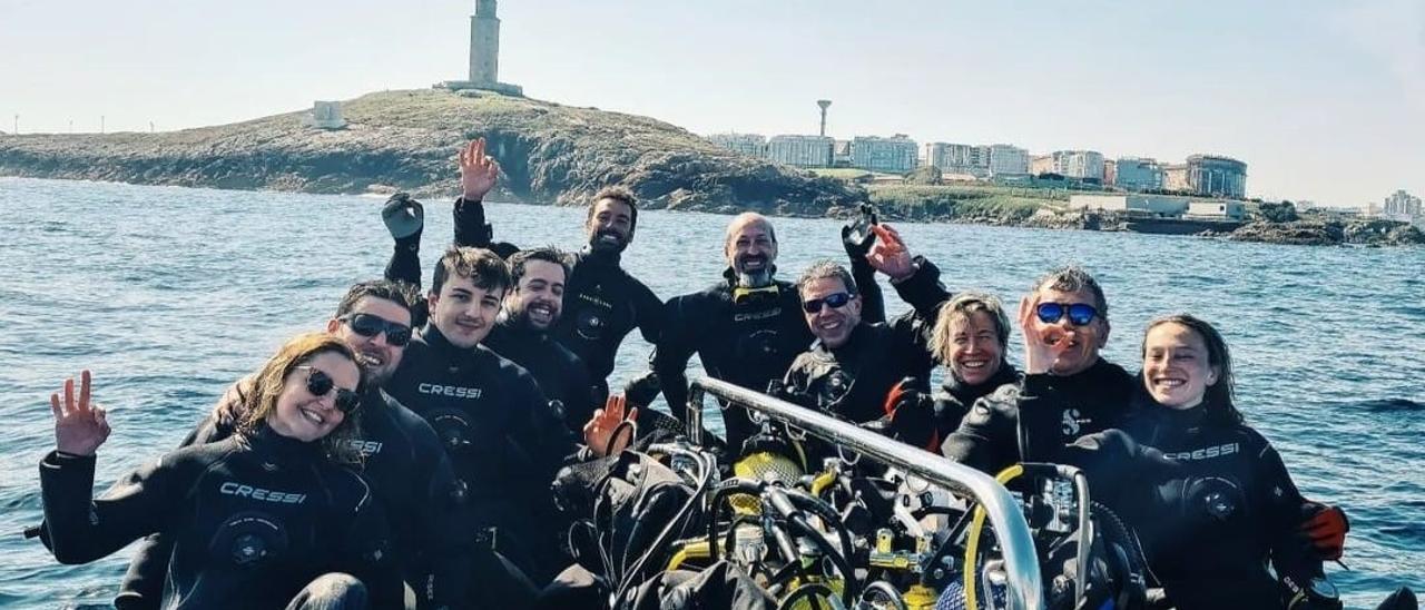 Equipo de buceo de Nauga ante la Torre de Hércules, antes de un descenso al &#039;Mar Egeo&#039;