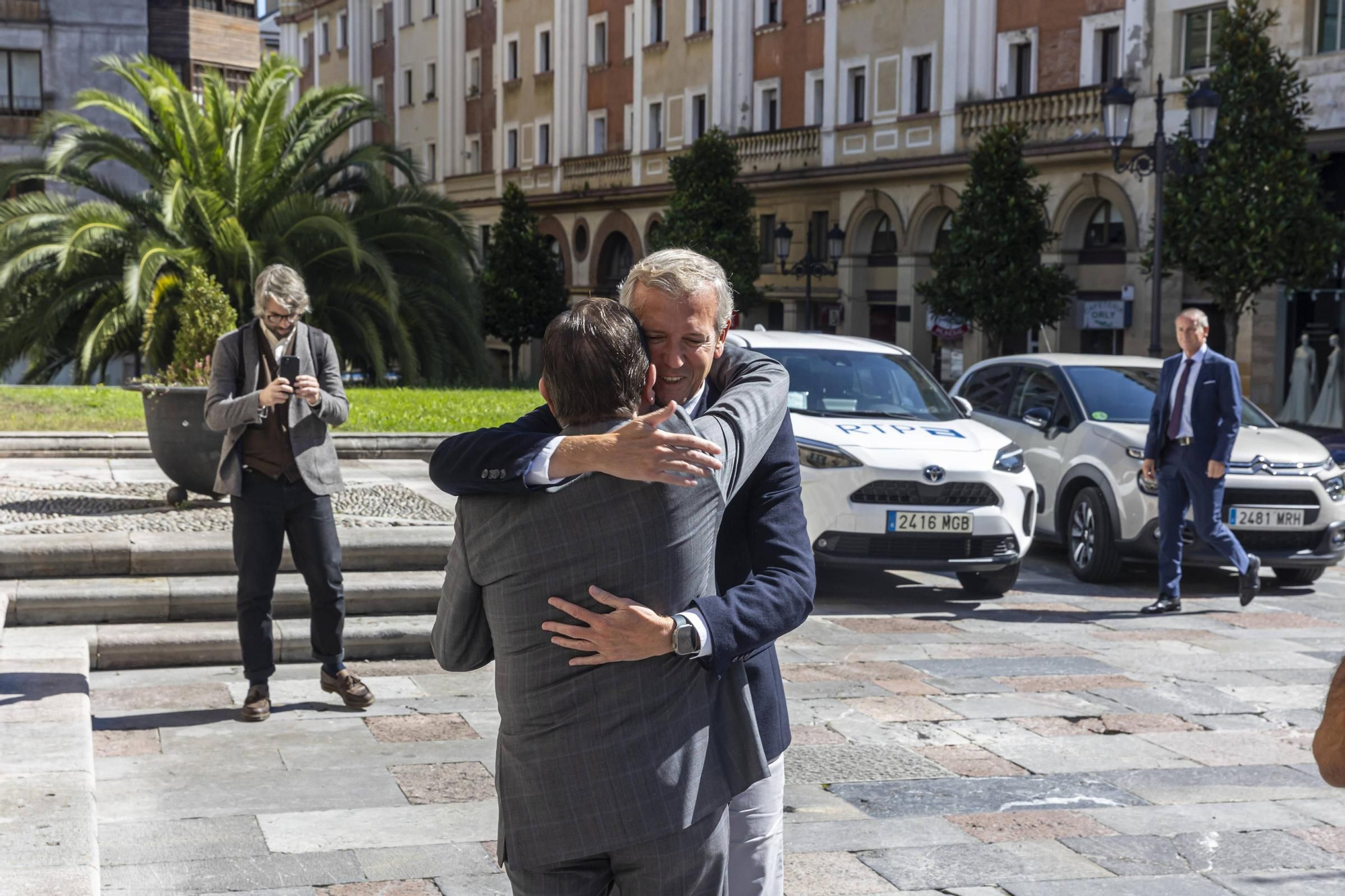 La Asociación Día de Galicia en Asturias entrega su medalla de oro a Adrián Barbón y Carmen Moriyón