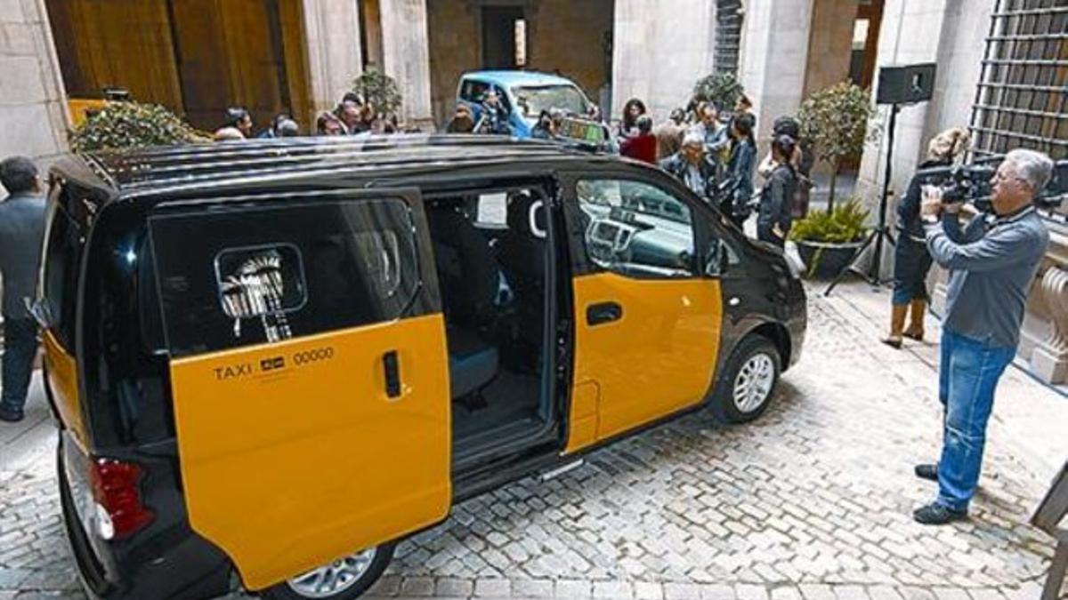 En el Ayuntamiento 8 La versión para taxi del modelo Nissan NV200.