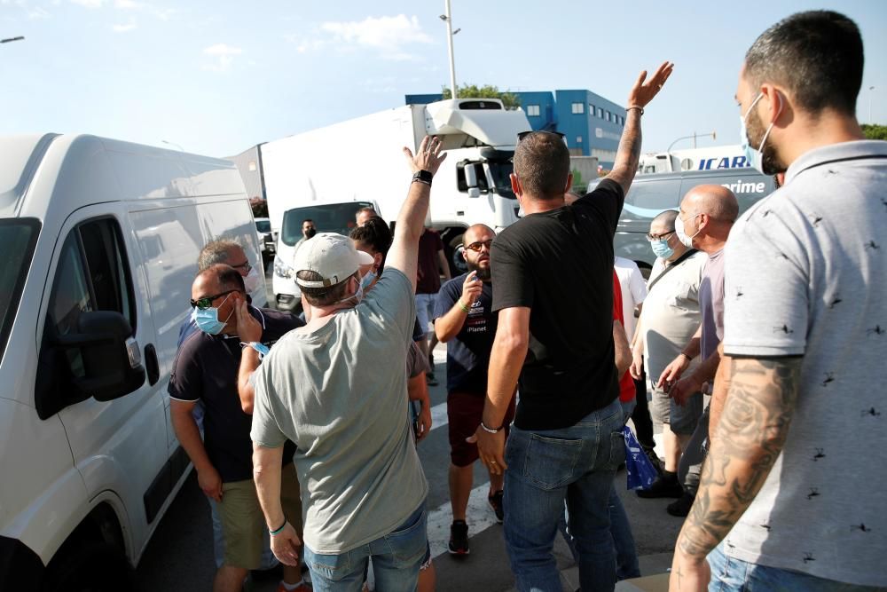 Trabajadores de la planta de Nissan en la Zona Franca de Barcelona protestan ante el cierre