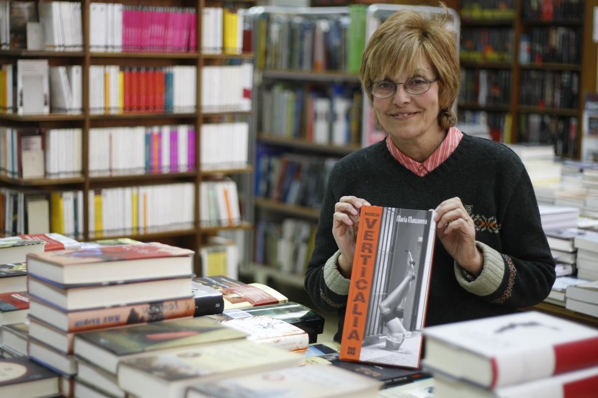 Manzanera, con uno de sus libros en una foto de 2008.