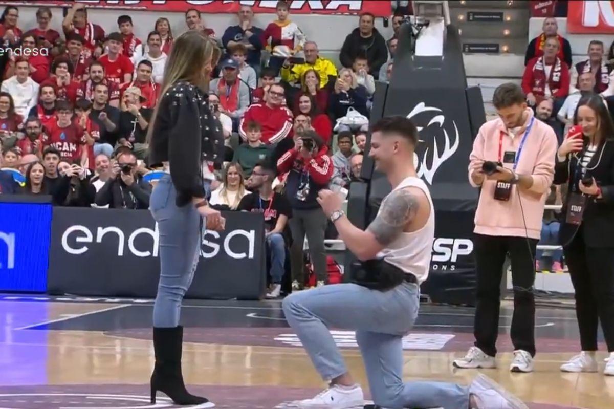 Pide la mano a su novia en el UCAM Murcia - Barça y toda España alucina con quién es ella La más famosa de las redes.