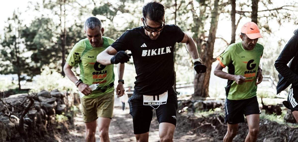 Arezki Habibi, acompañado de atletas voluntarios, en una de las ascensiones al Reventón.