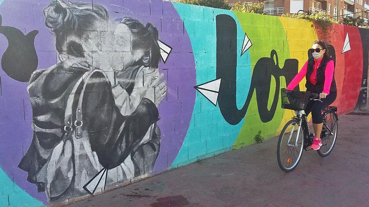 El mural LGTBI frente al colegio Gregori Maians, con el beso tapado con pintura blanca, ayer. | LEVANTE-EMV