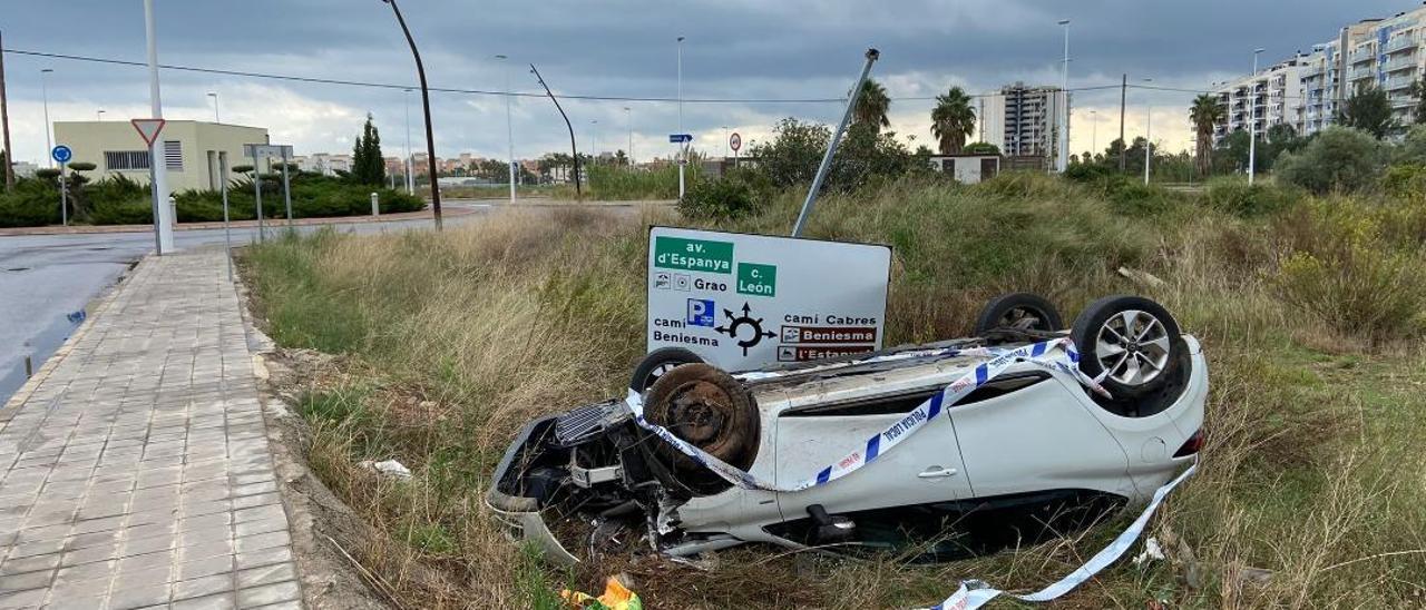 Imagen del turismo, volcado en un descampado de Moncofa tras el accidente.