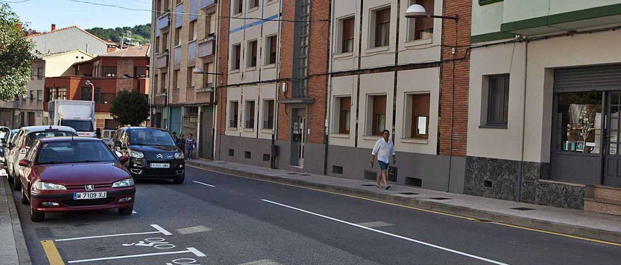 La calle Pelayo, que junto a la Río Cares será reordenada y tendrá un carril bici si se aprueba el plan de movilidad de Laviana.