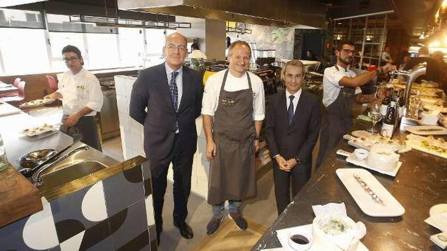 El chef Pepe Vieira y representantes de El Corte Inglés. // R. Grobas