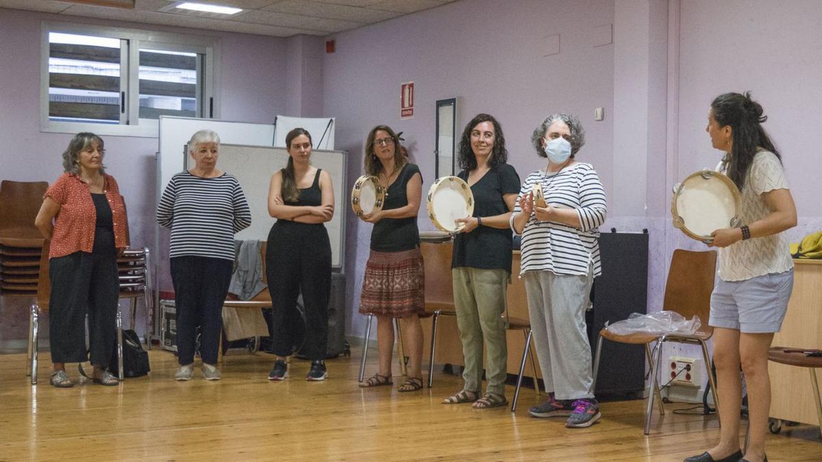 Una veintena de mujeres participaron en el taller, encabezado por la soprano oscense Ana Arnaz.  | COMARCA HOYA DE HUESCA