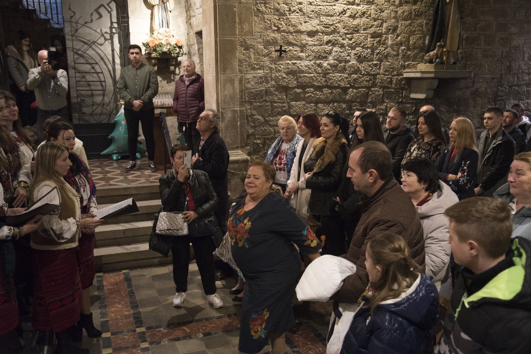 Les imatges de la celebració de centenars d'ucraïnesos al convent de Santa Clara