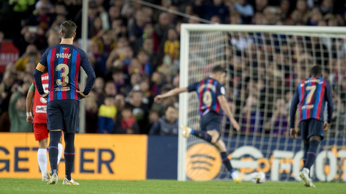 Lewandowski falla el penalti ante el Almería en el Camp Nou.