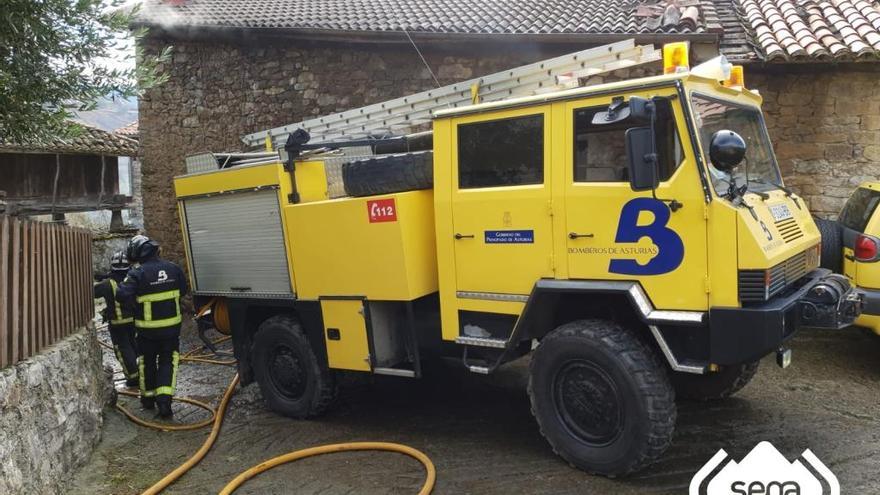 Incendio en Laviana: el fuego daña el tejado y la planta superior de una vivienda familiar