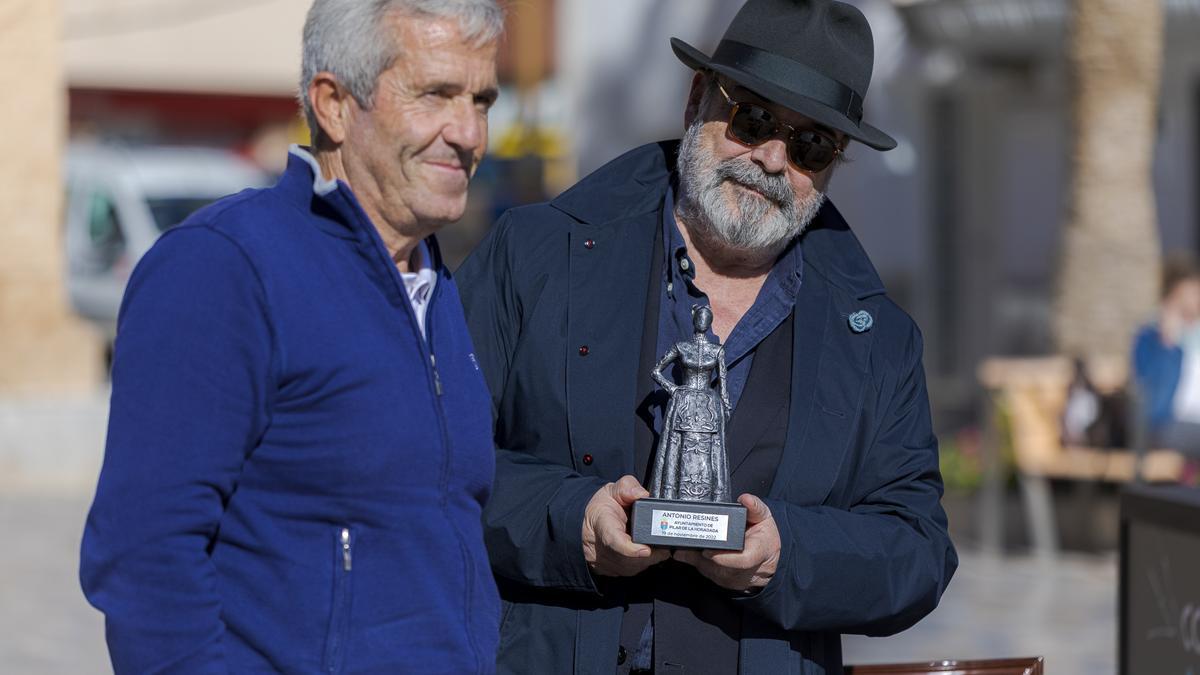 José María Pérez, alcalde de Pilar de la Horadada, junto a Antonio Resines, con el galardón de reconocimiento a su trayectoria que ha recibido en Pilar de la Horadada