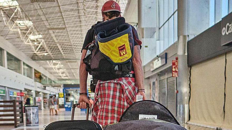 Un turista arrastra su equipaje en el aeropuerto de Tenerife Sur.