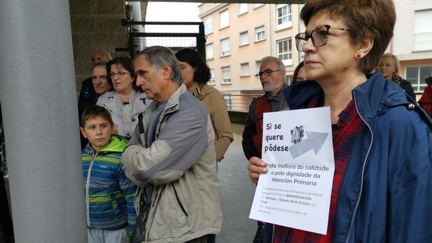 Una de las protestas de usuarios de los jueves por la mejora de la sanidad en Cangas. //Santos Álvarez