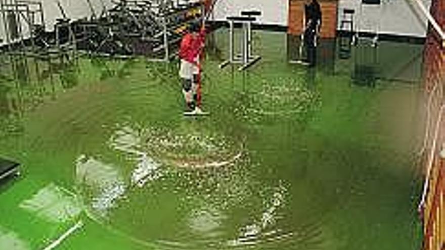 El gimnasio del polideportivo, inundado.