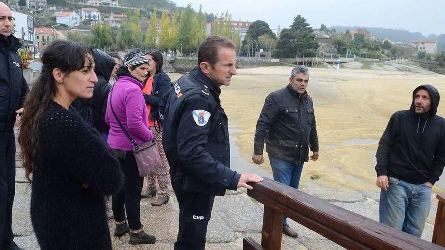 Vecinos y Policía Autonómica en la playa de San Cibrán, junto a miembros de la Cofradía. // Gonzalo Núñez